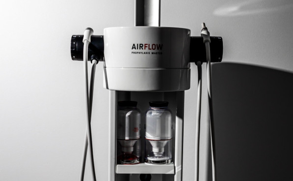 Чистка зубов методом Air Flow